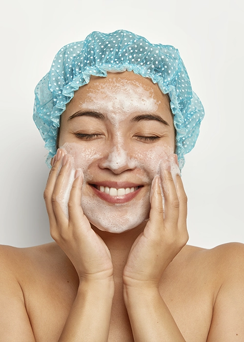 Persona usando jabón facial Xicanil